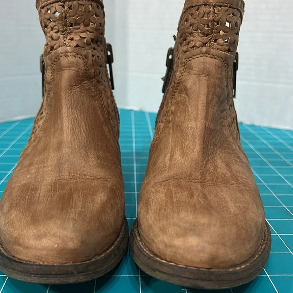 Circle G by Coral Distressed Tan Cutout Shortie Boot - Picture 6 of 12